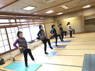 横須賀スッキリヨガ午後クラスのレッスン風景