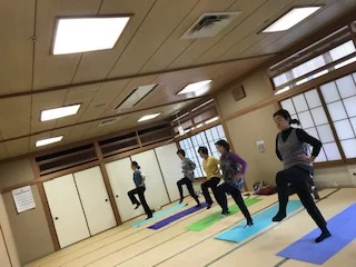 横須賀スッキリヨガ午後クラスのレッスン風景
