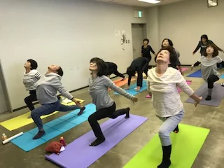 横須賀エンジョイヨガ汐入のレッスン風景