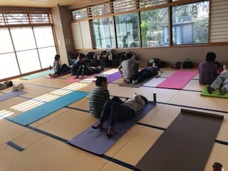 横須賀ハッピーヨガ池上でのレッスン風景