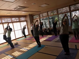 横須賀ハッピーヨガ池上でのレッスン風景