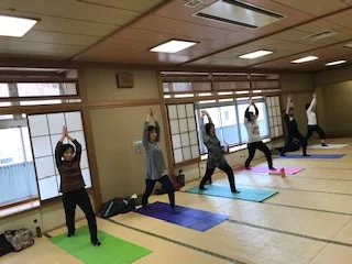 横須賀スッキリヨガ午後クラスのレッスン風景
