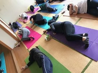 横須賀エンジョイヨガ深田台のレッスン風景