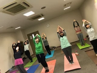 横須賀ハッピーヨガ池上でのレッスン風景