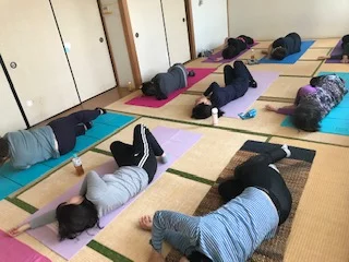 横須賀エンジョイヨガ深田台のレッスン風景
