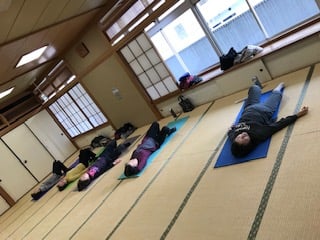 横須賀スッキリヨガ午後クラスのレッスン風景