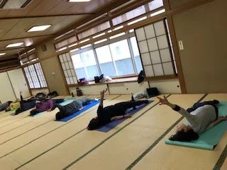 横須賀スッキリヨガ午後クラスのレッスン風景