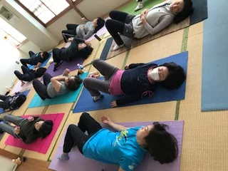 横須賀エンジョイヨガ深田台のレッスン風景