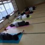 横須賀エンジョイヨガ汐入のレッスン風景