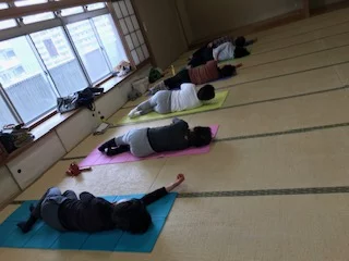 横須賀エンジョイヨガ汐入のレッスン風景