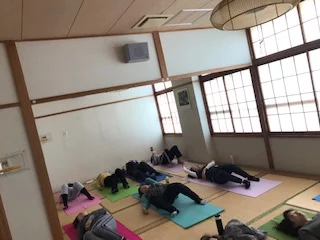 横須賀エンジョイヨガ深田台のレッスン風景