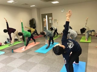 横須賀ハッピーヨガ池上のレッスン風景