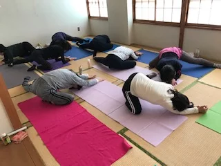 横須賀エンジョイヨガ深田台のレッスン風景
