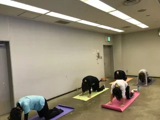 横須賀エンジョイヨガ汐入のレッスン風景