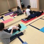 横須賀ナイトヨガ大津のレッスン風景