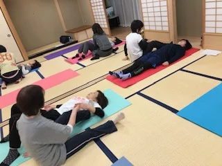 横須賀ナイトヨガ大津のレッスン風景