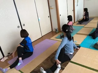 横須賀エンジョイヨガ深田台のレッスン風景