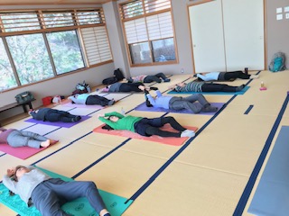 横須賀ハッピーヨガ池上のレッスン風景