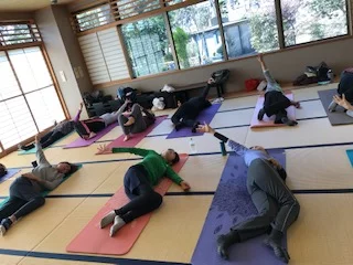 横須賀ハッピーヨガ池上のレッスン風景