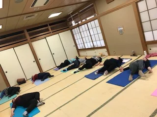 横須賀エンジョイヨガ汐入のレッスン風景