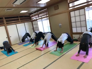 横須賀エンジョイヨガ汐入のレッスン風景