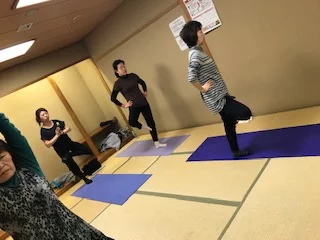 横須賀スッキリヨガ午後クラスのレッスン風景