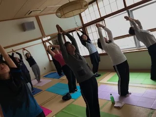 横須賀エンジョイヨガ深田台のレッスン風景