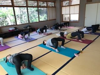 横須賀ハッピーヨガ池上のレッスン風景