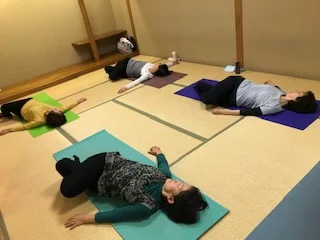 横須賀スッキリヨガ午後クラスのレッスン風景