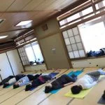 横須賀エンジョイヨガ汐入のレッスン風景