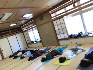 横須賀エンジョイヨガ汐入のレッスン風景