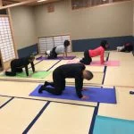 横須賀ナイトヨガ大津のレッスン風景