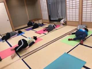 横須賀ナイトヨガ大津のレッスン風景