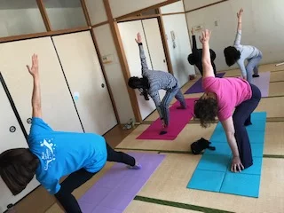 横須賀エンジョイヨガ深田台のレッスン風景