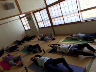 横須賀エンジョイヨガ深田台のレッスン風景