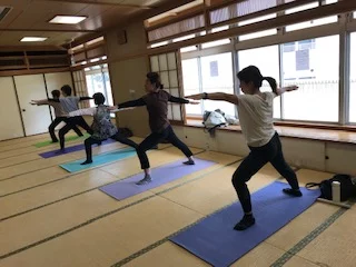 横須賀スッキリヨガ午後クラスのレッスン風景
