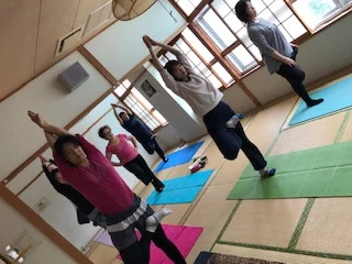 横須賀エンジョイヨガ深田台のレッスン風景