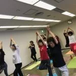 横須賀エンジョイヨガ汐入でのレッスン風景
