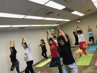 横須賀エンジョイヨガ汐入でのレッスン風景