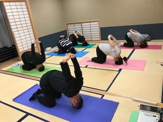 横須賀ナイトヨガ大津でのレッスン風景