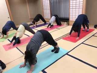 横須賀ナイトヨガ大津でのレッスン風景