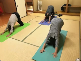 横須賀スッキリヨガ午後クラスのレッスン風景