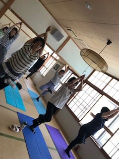 横須賀エンジョイヨガ深田台でのレッスン風景