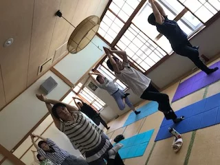 横須賀エンジョイヨガ深田台でのレッスン風景