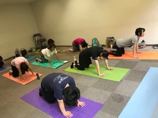横須賀ハッピーヨガ池上のレッスン風景