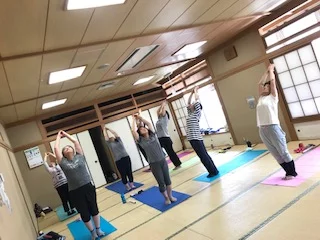 横須賀エンジョイヨガ汐入でのレッスン風景