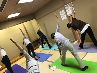 横須賀スッキリヨガ午後クラスのレッスン風景