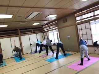 横須賀エンジョイヨガ汐入のレッスン風景