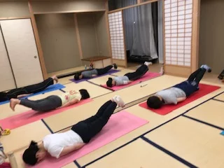 横須賀ナイトヨガ大津のレッスン風景