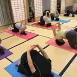 横須賀ナイトヨガ大津のレッスン風景